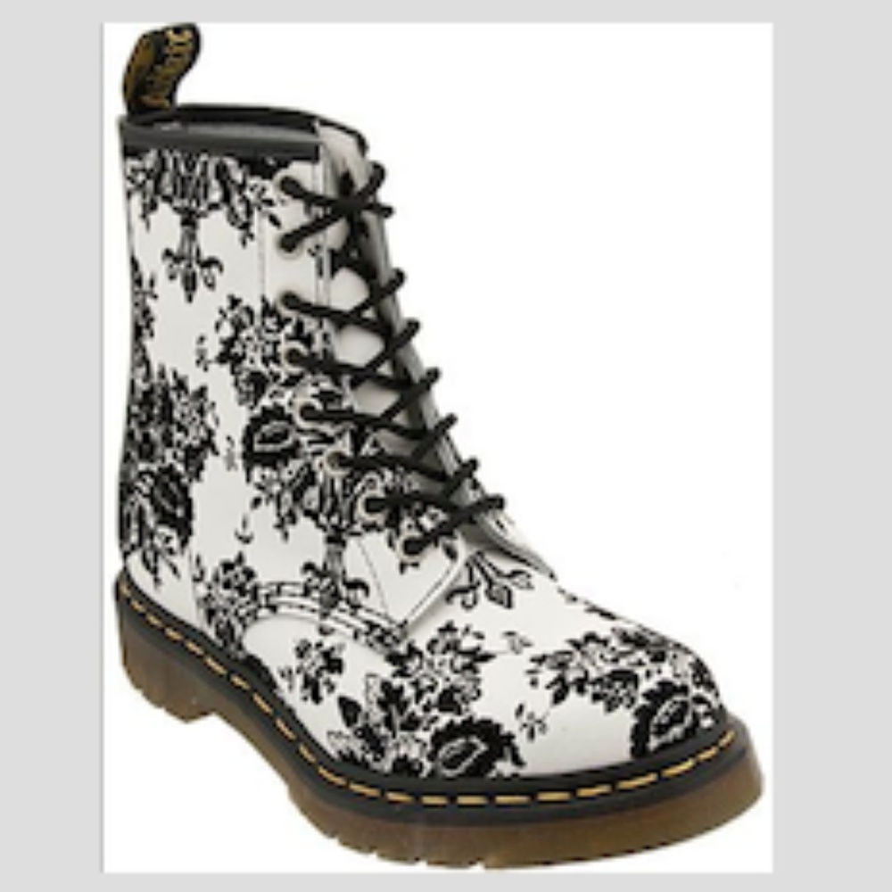 Doc Martens White boots Black Velvet detail